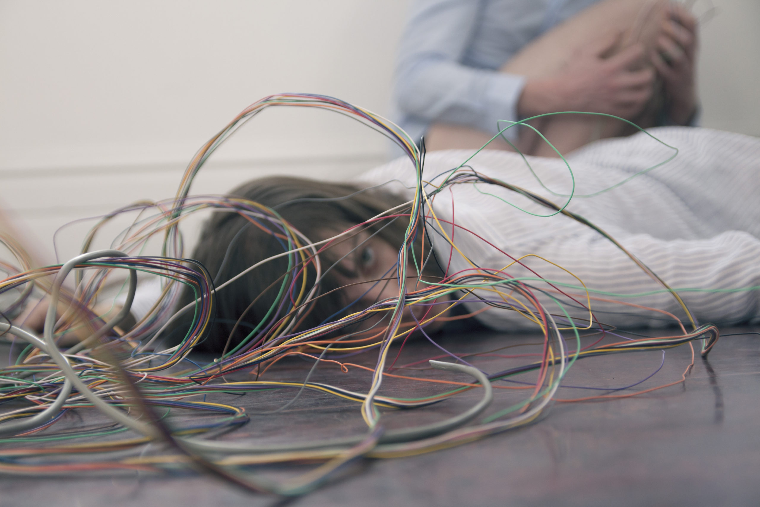 faille_deux_corps_sur_le_comptoir_-_photo_claudia_chan_tak_interpretes_jessica_serli_nicolas_labelle2