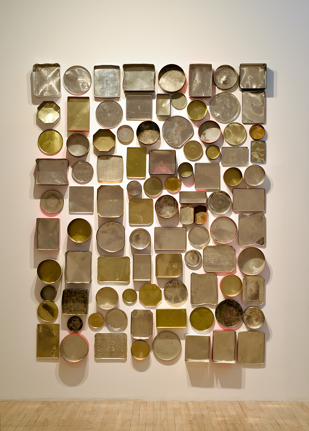 la_fuite_du_temps_2018_boites_de_biscuits_en_metal_videes_de_leur_contenu_et_couvercles_apposes_au_mur._photo_daniel_roussel_0